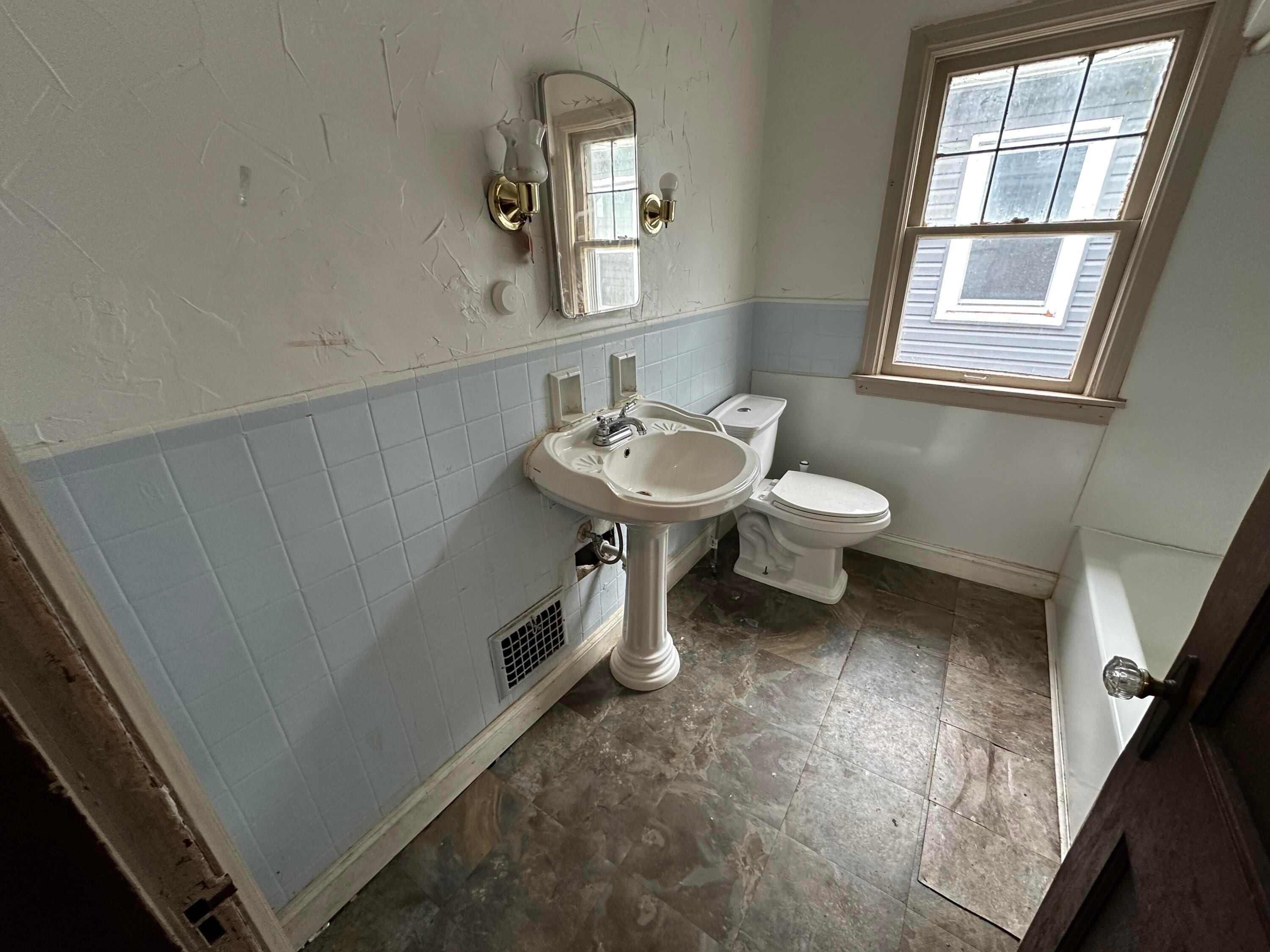 1317 Lockbourne Road Columbus, OH 43206 - Photo 25 of 42 IMG_2410