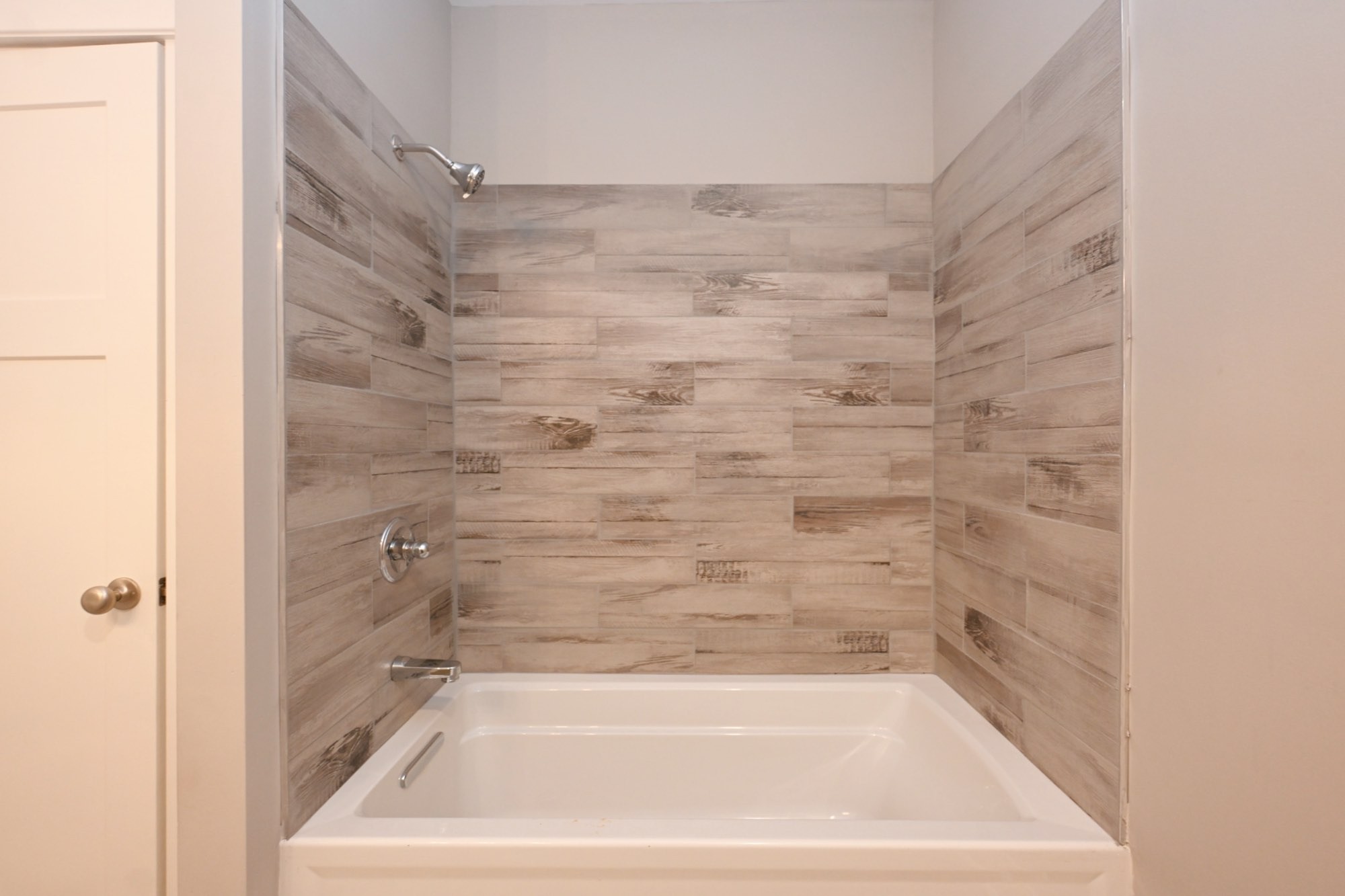 1019 North Maple Street, Unit 2D Murfreesboro, TN 37130 - Photo 37 of 56 a bathroom with a bathtub
