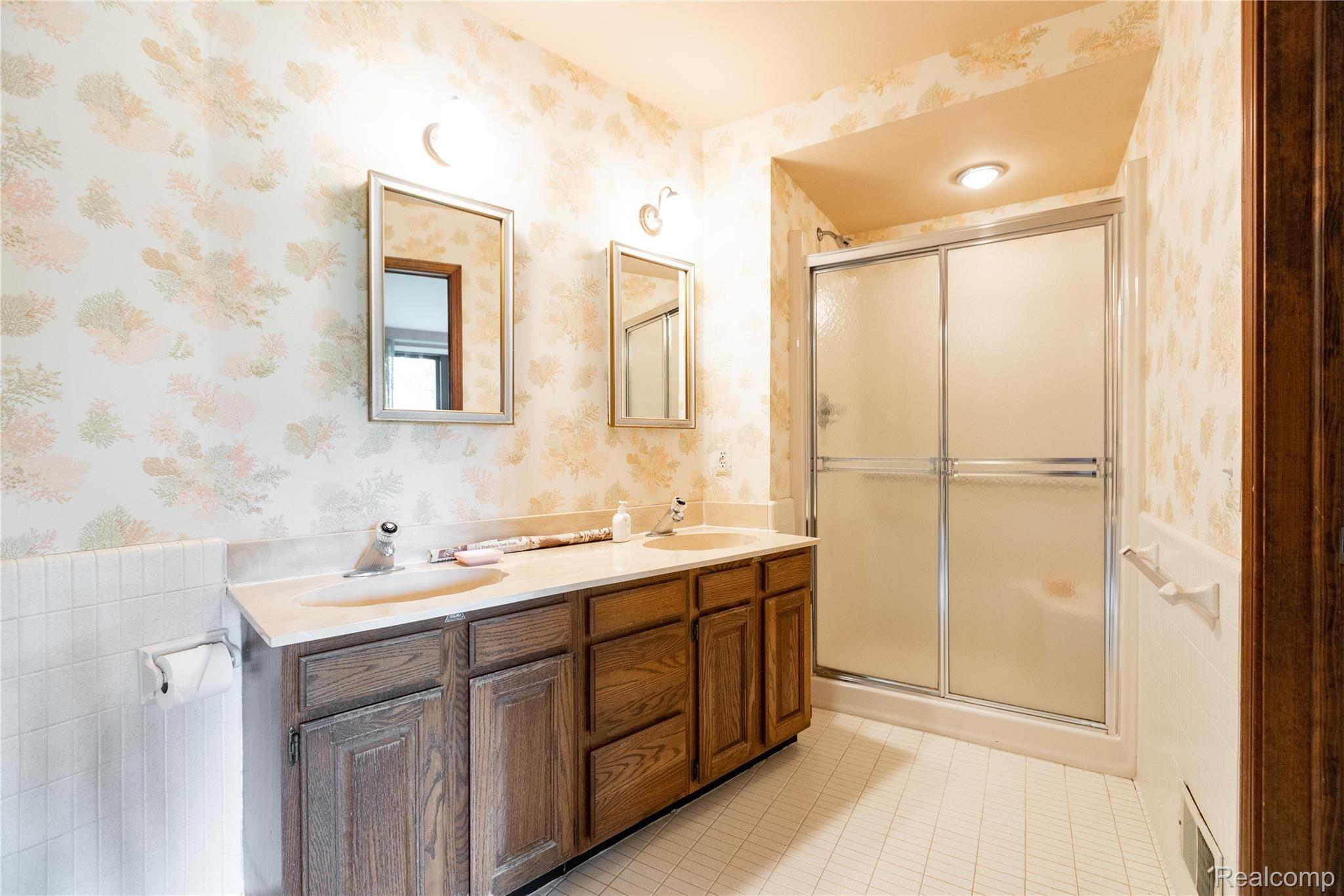 25728 Meridian Road Grosse Ile, MI 48138 - Photo 35 of 49 Jack/Jill Bathroom