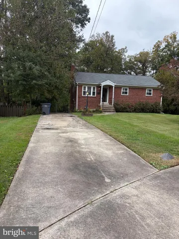 a view of a yard in front of a house