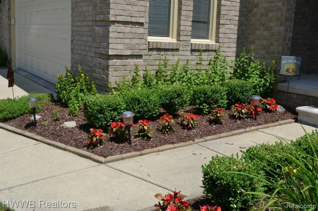 2168 Clinton View Circle Rochester, MI 48309 - Photo 4 of 38 Front Landscaping
