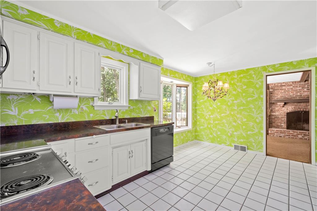 153 North Jamestown Road Coraopolis, PA 15108 - Photo 11 of 25 Gallery Image 11