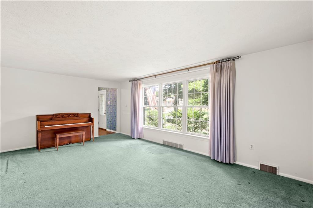 153 North Jamestown Road Coraopolis, PA 15108 - Photo 7 of 25 Gallery Image 7