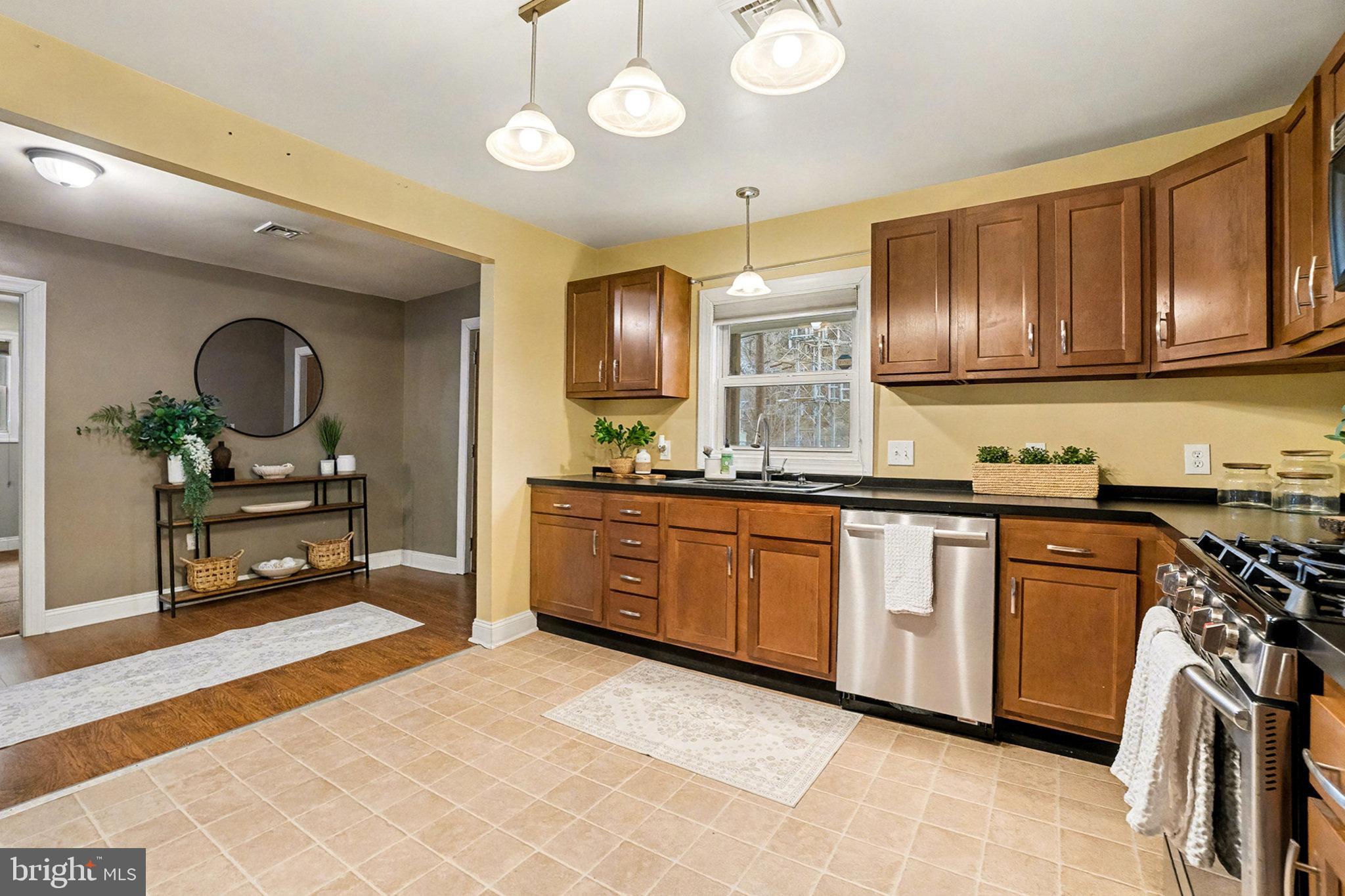 823 Roberts Valley Road Harrisburg, PA 17110 - Photo 3 of 32 kitchen with stainless steel applainces