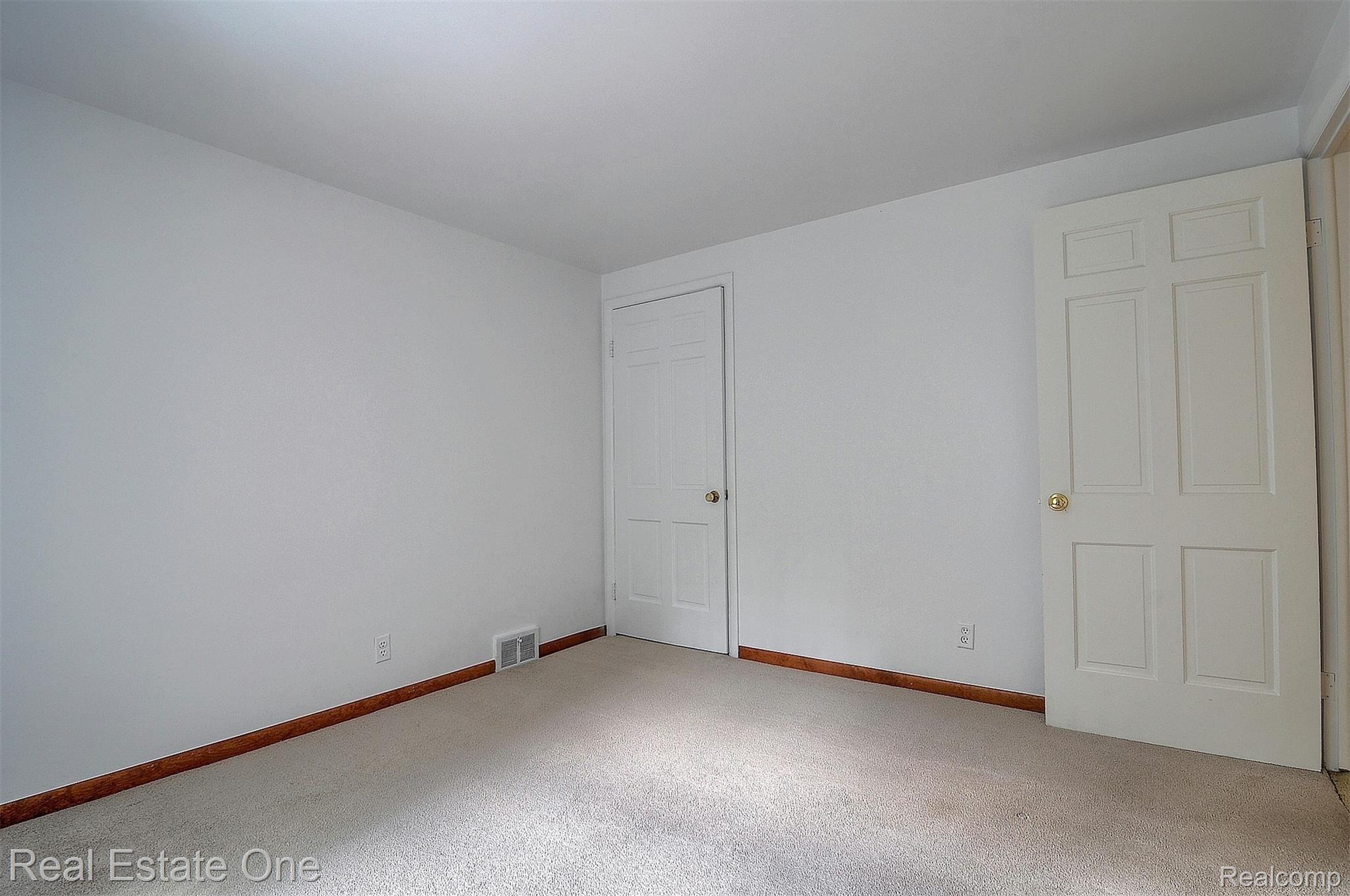 483 Willow Tree Lane Rochester, MI 48306 - Photo 31 of 47 2nd Bedroom