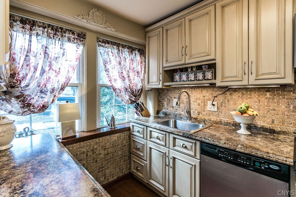 508 Dewitt Street Syracuse, NY 13203 - Photo 11 of 40