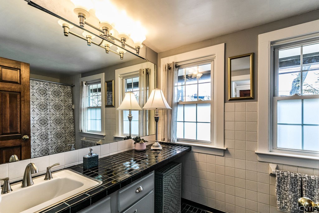 508 Dewitt Street Syracuse, NY 13203 - Photo 19 of 40 Large 2nd floor full bath