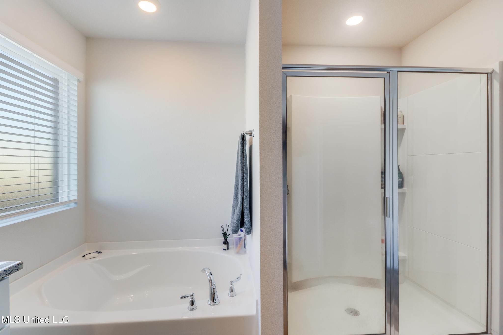 18533 Water Oak Way Biloxi, MS 39532 - Photo 11 of 22 Primary Bath