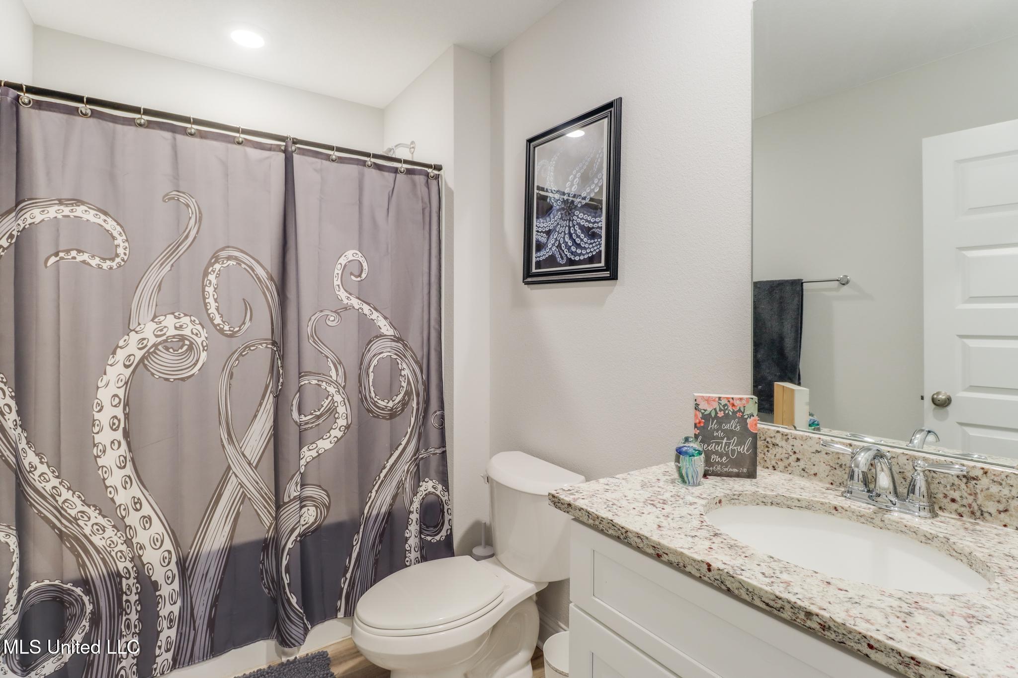 18533 Water Oak Way Biloxi, MS 39532 - Photo 13 of 22 Hall Bathroom