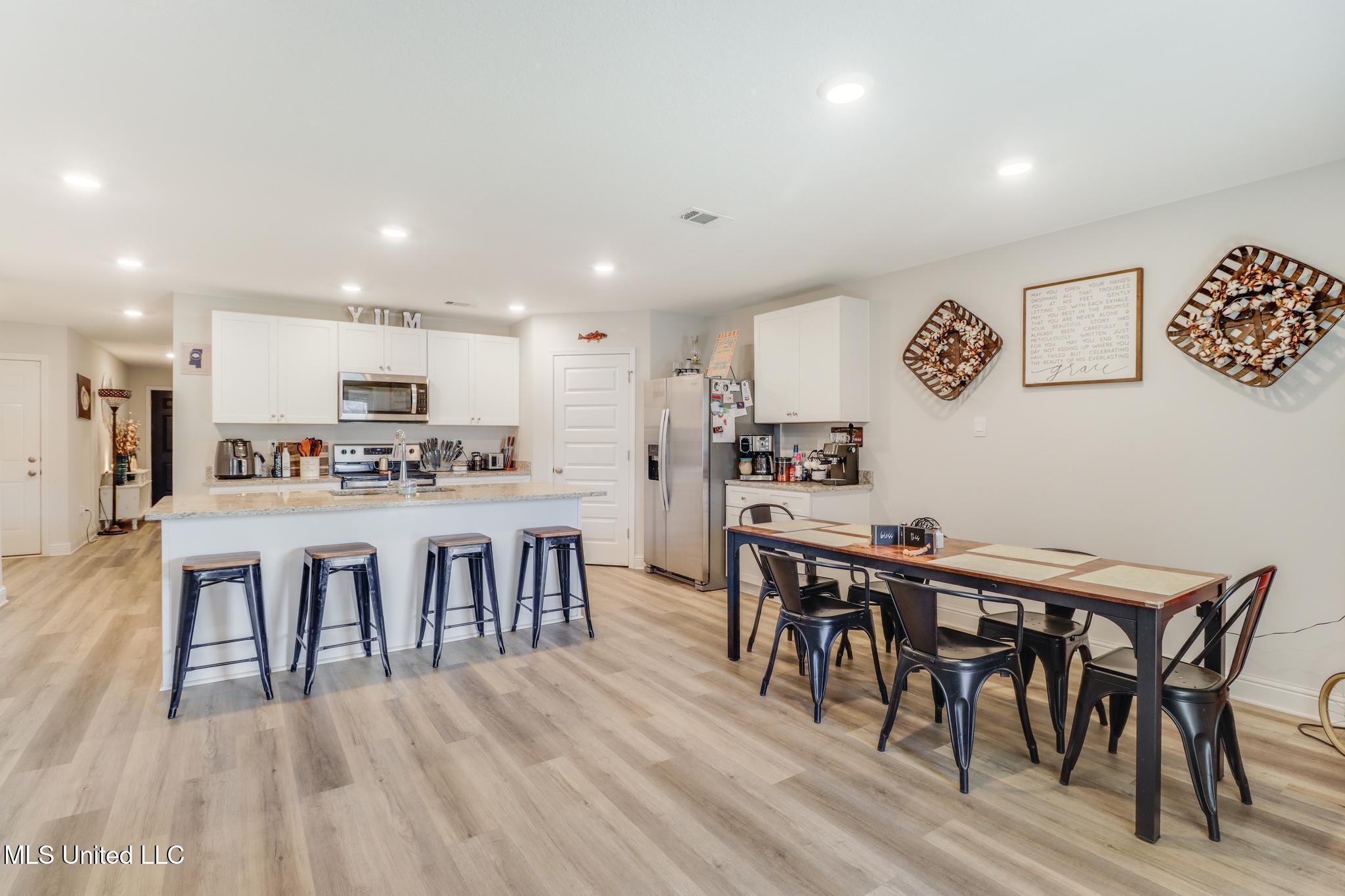 18533 Water Oak Way Biloxi, MS 39532 - Photo 4 of 22 Kitchen