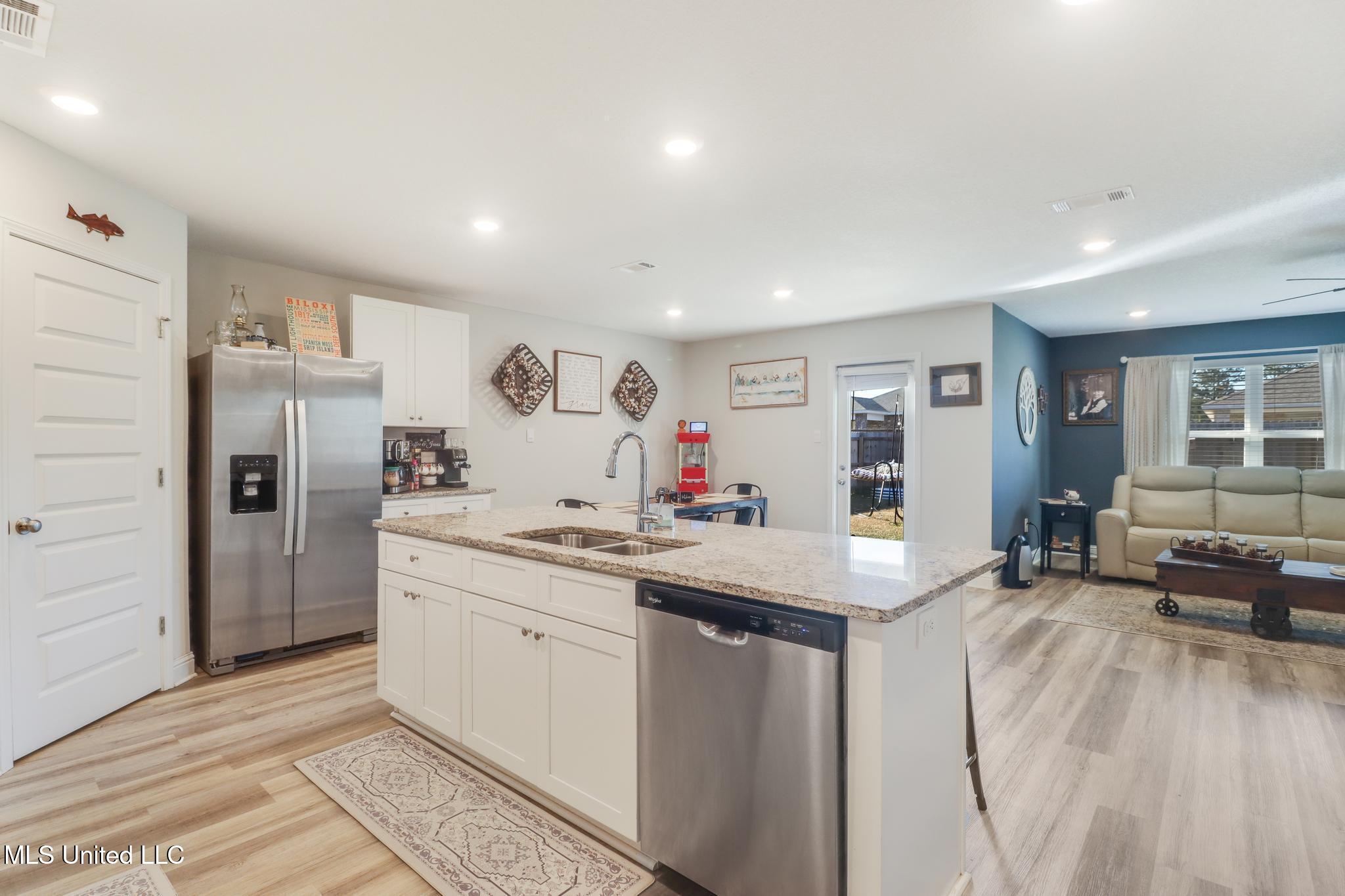 18533 Water Oak Way Biloxi, MS 39532 - Photo 6 of 22 Kitchen