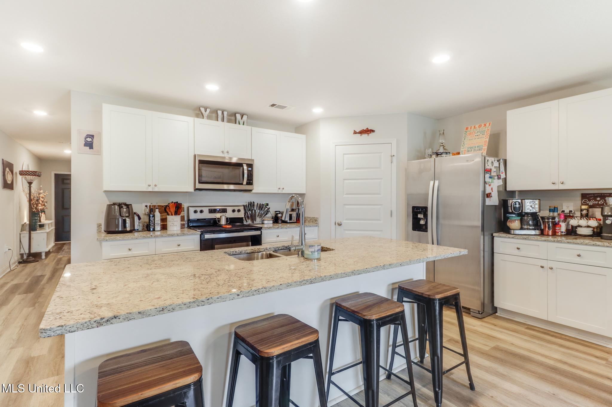 18533 Water Oak Way Biloxi, MS 39532 - Photo 7 of 22 Kitchen