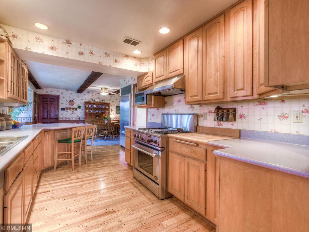27415 Maple Ridge Lane Shorewood, MN 55331 - Photo 5 of 30