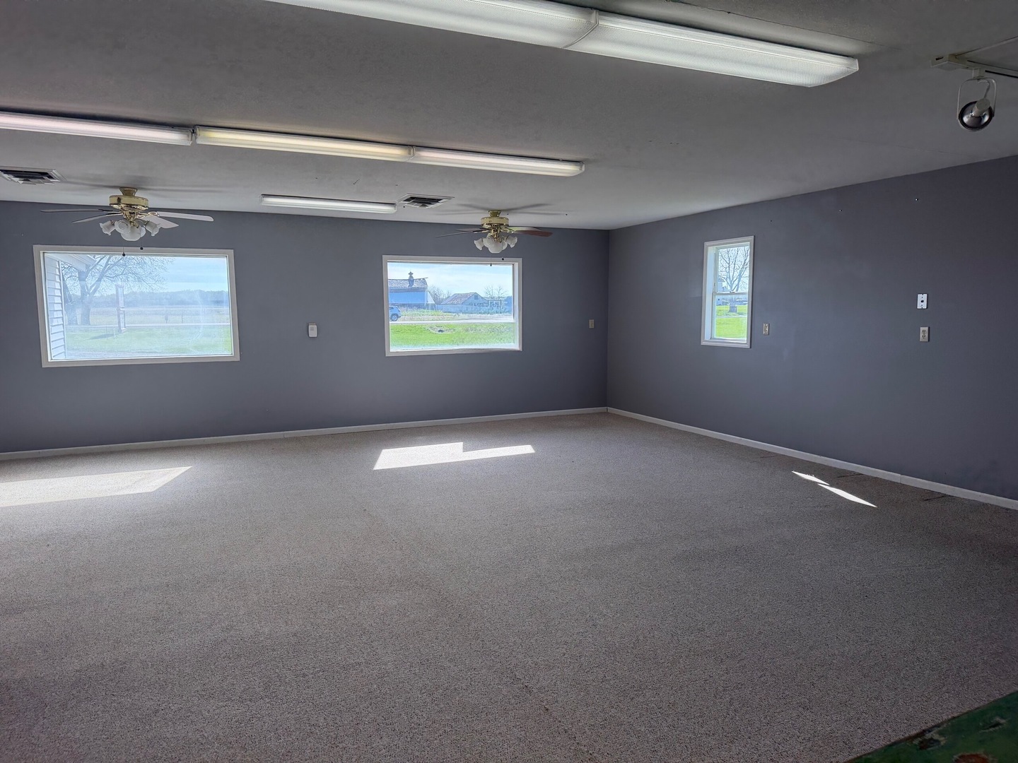 9843 Hoover Road Rock Falls, IL 61071 - Photo 6 of 23 en empty room with windows and entrance