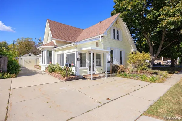 $269,900 | 206 South 4th Street, St. Clair, MI 48079
