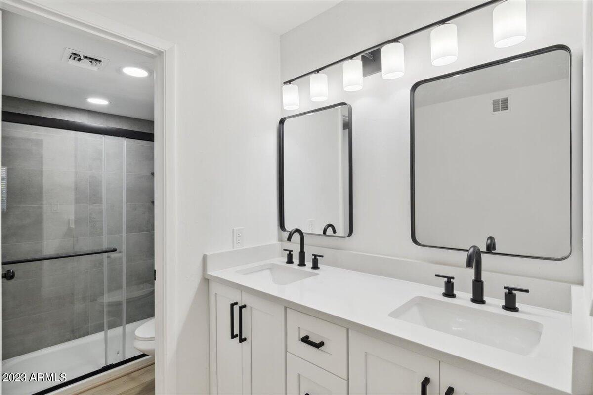4050 East Cactus Road, Unit 104 Phoenix, AZ 85032 - Photo 10 of 29 Primary Bathroom