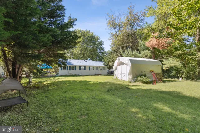 a view of a back yard