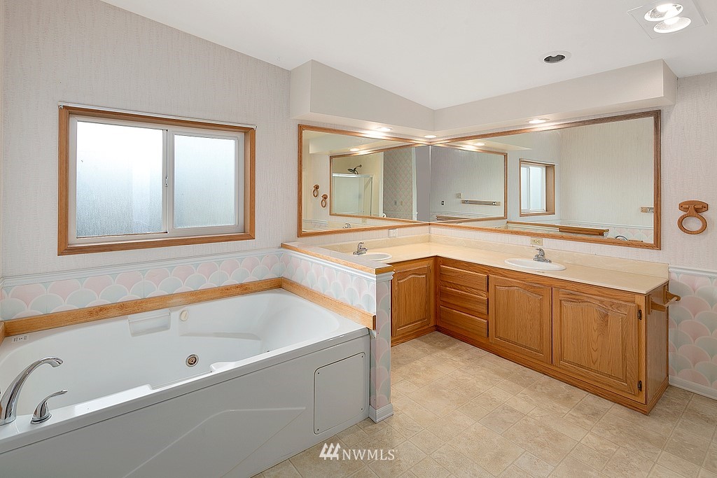 2075 East Goss Lake Road Freeland, WA 98249 - Photo 14 of 40 a spacious bathroom with a tub sink and mirror