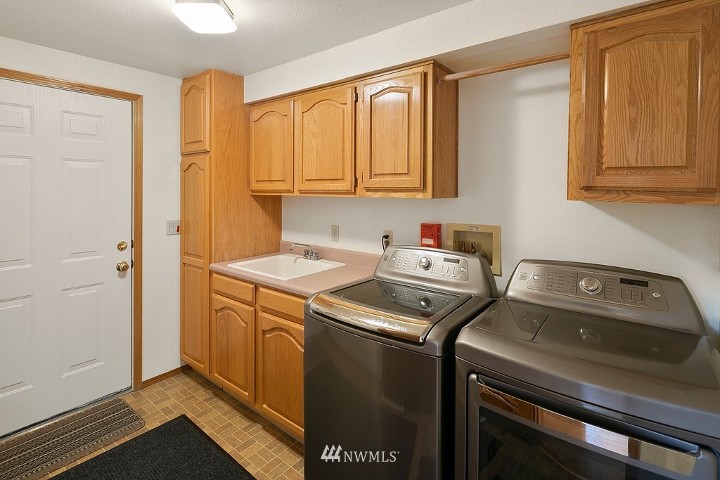 2075 East Goss Lake Road Freeland, WA 98249 - Photo 18 of 40 a utility room with dryer and washer