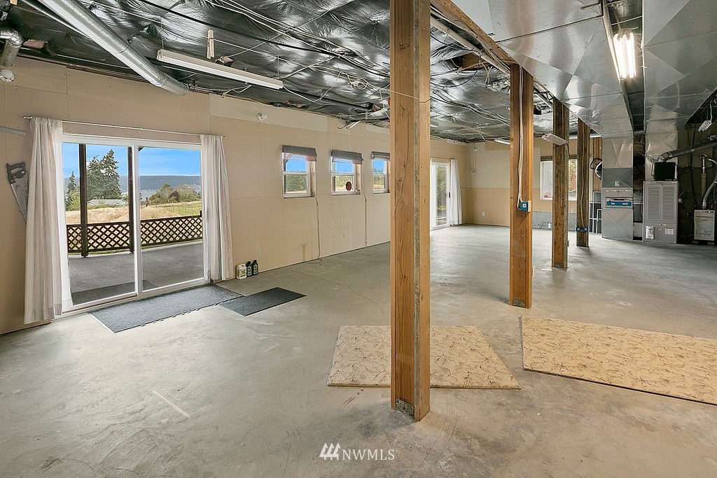 2075 East Goss Lake Road Freeland, WA 98249 - Photo 26 of 40 an empty room with sliding door