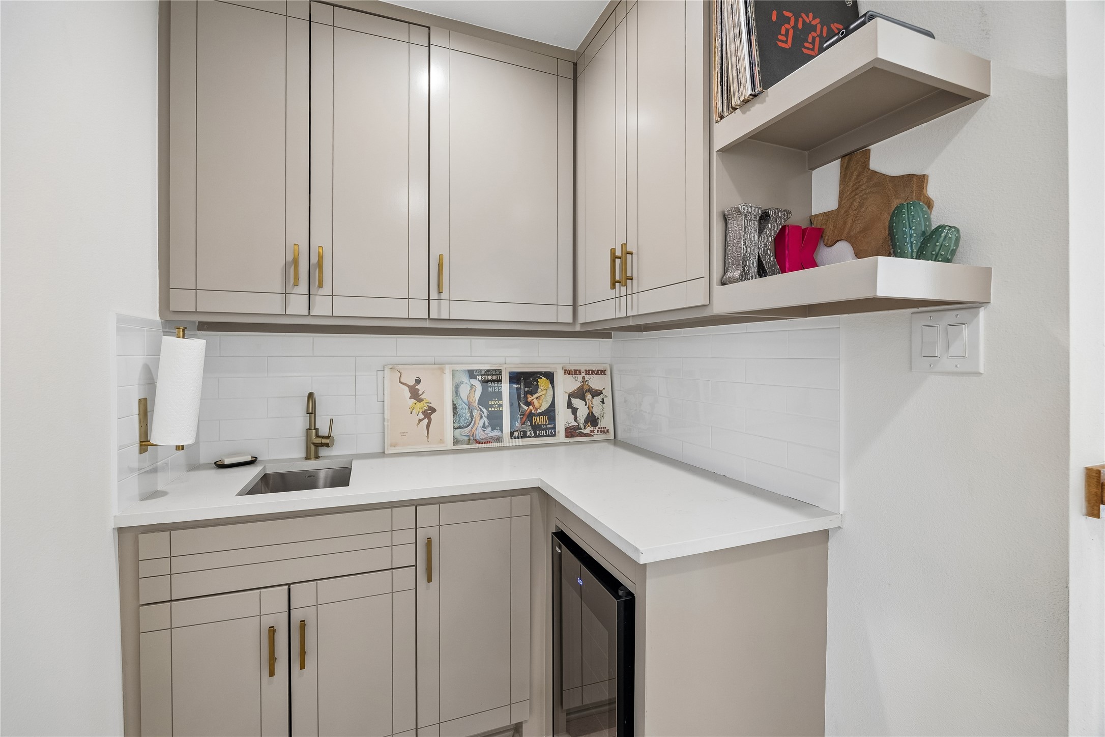 3107 Webster Street, Unit B Houston, TX 77004 - Photo 18 of 23 Wet Bar on 3rd floor