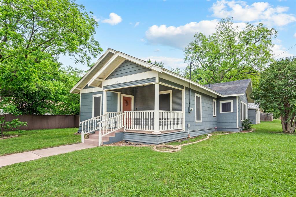 800 North Clements Street Gainesville, TX 76240 - Photo 2 of 27 a front view of house with yard and green space