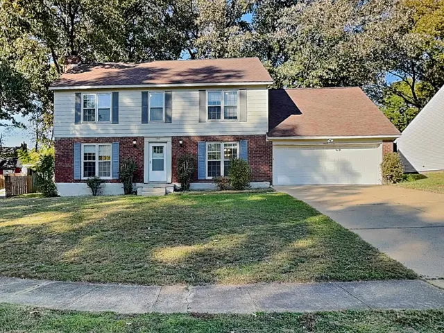 a view of a yard in front of a house