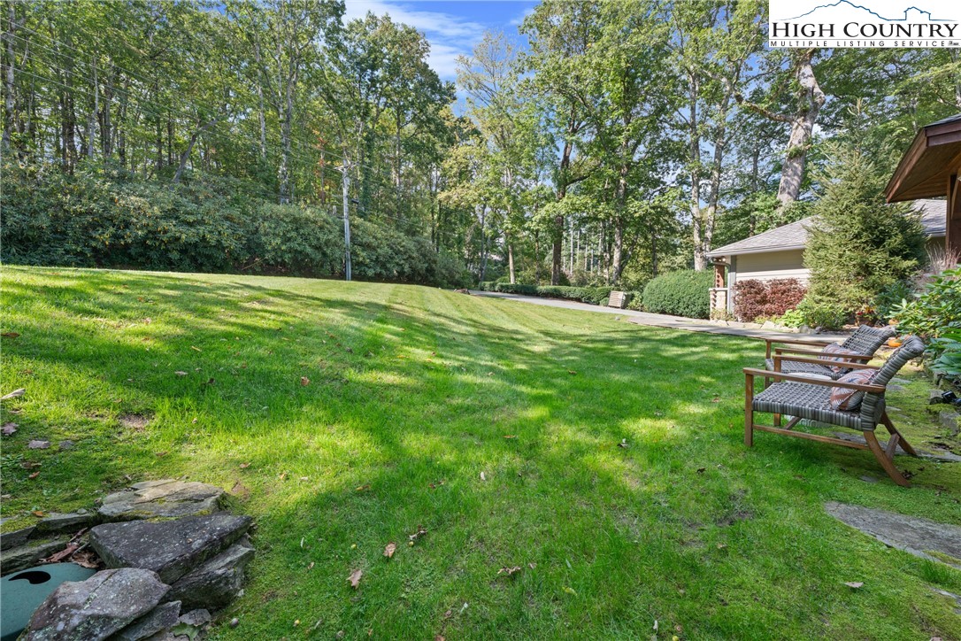 299 Edgewood Path Blowing Rock, NC 28605 - Photo 32 of 39 a backyard of a house with table and chairs