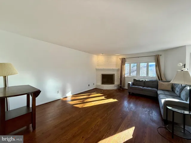 $2,300 | 28 Servan Court, Wilmington, DE 19805