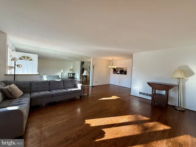 $2,300 | 28 Servan Court, Wilmington, DE 19805