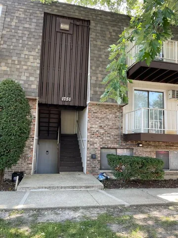 $2,100 | 1751 Felten Road, Unit 1, Aurora, IL 60505