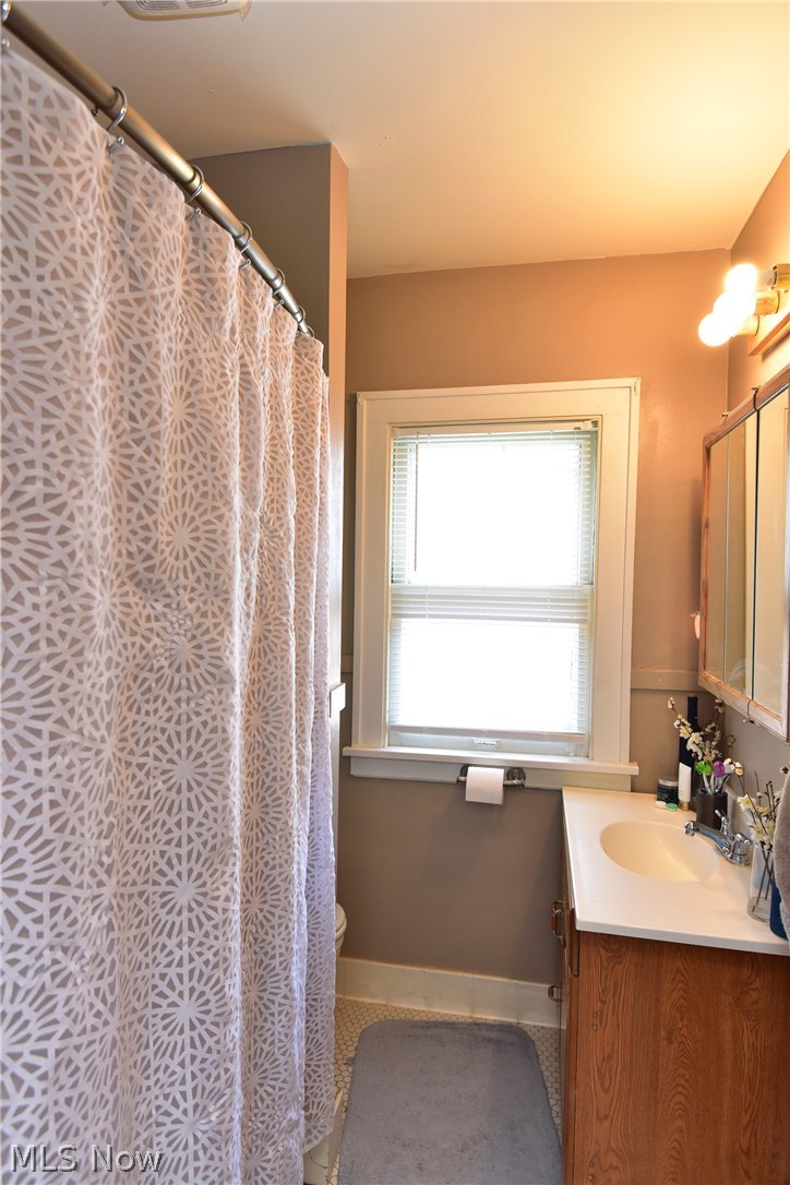 3957 Riveredge Road Cleveland, OH 44111 - Photo 25 of 34 Up bath