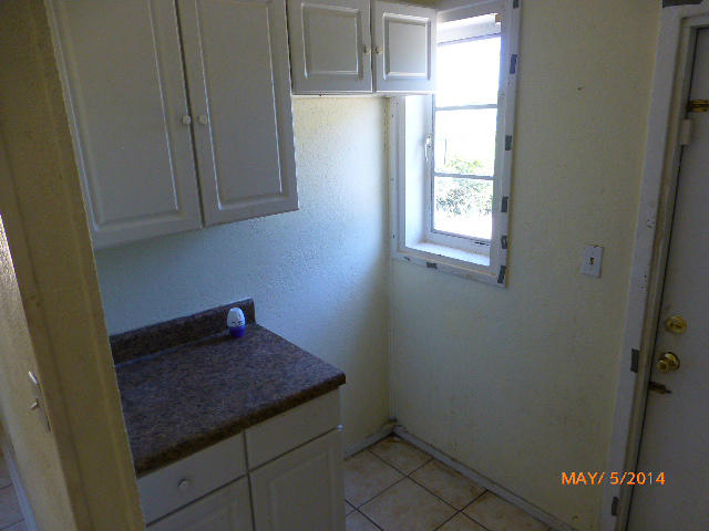 856 West 2nd Street Riviera Beach, FL 33404 - Photo 6 of 22 a room with a window
