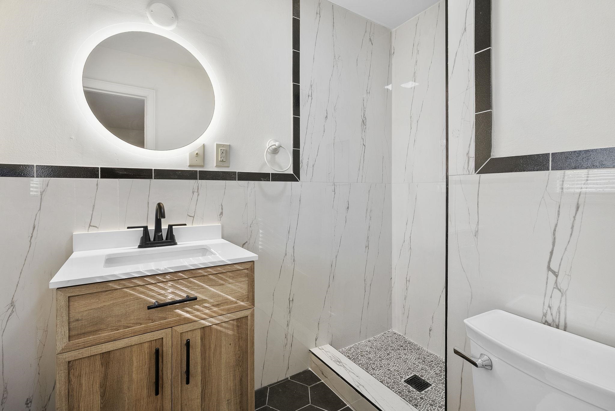 279 Quinn Road Collierville, TN 38017 - Photo 14 of 28 a bathroom with a sink a toilet and a mirror