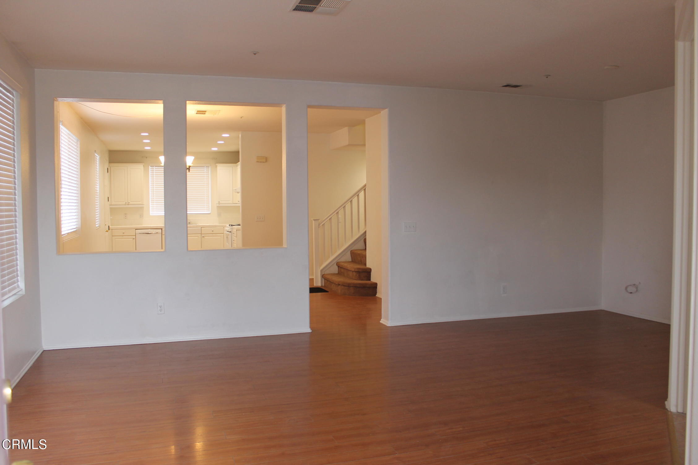 250 Irwin Way Oxnard, CA 93033 - Photo 5 of 22 Livingroom