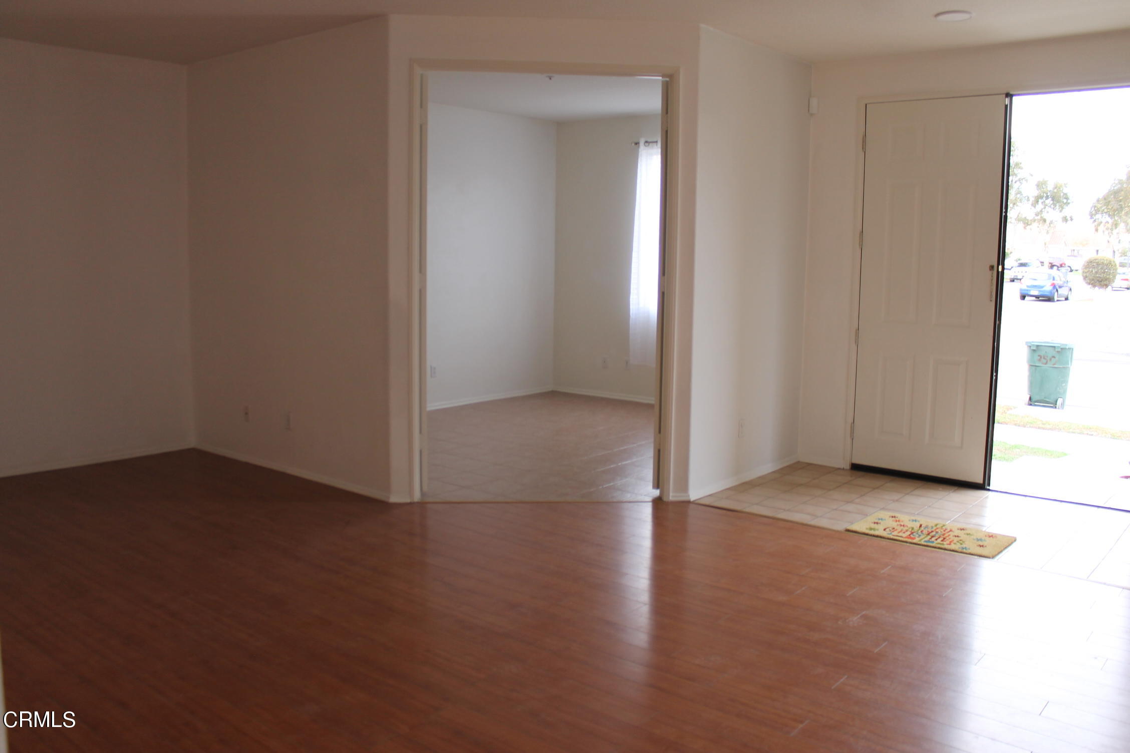 250 Irwin Way Oxnard, CA 93033 - Photo 6 of 22 Livingroom