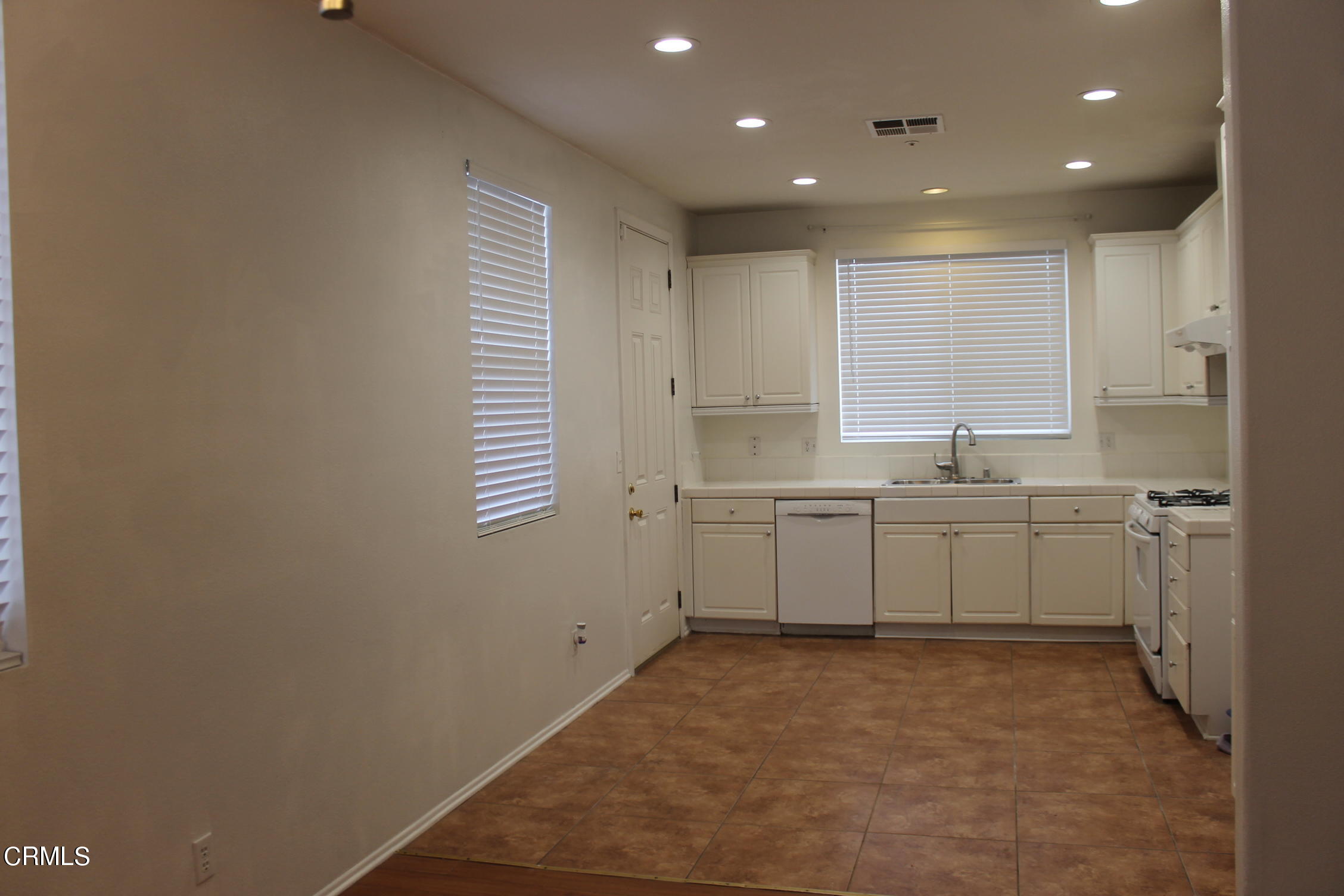 250 Irwin Way Oxnard, CA 93033 - Photo 7 of 22 I17
