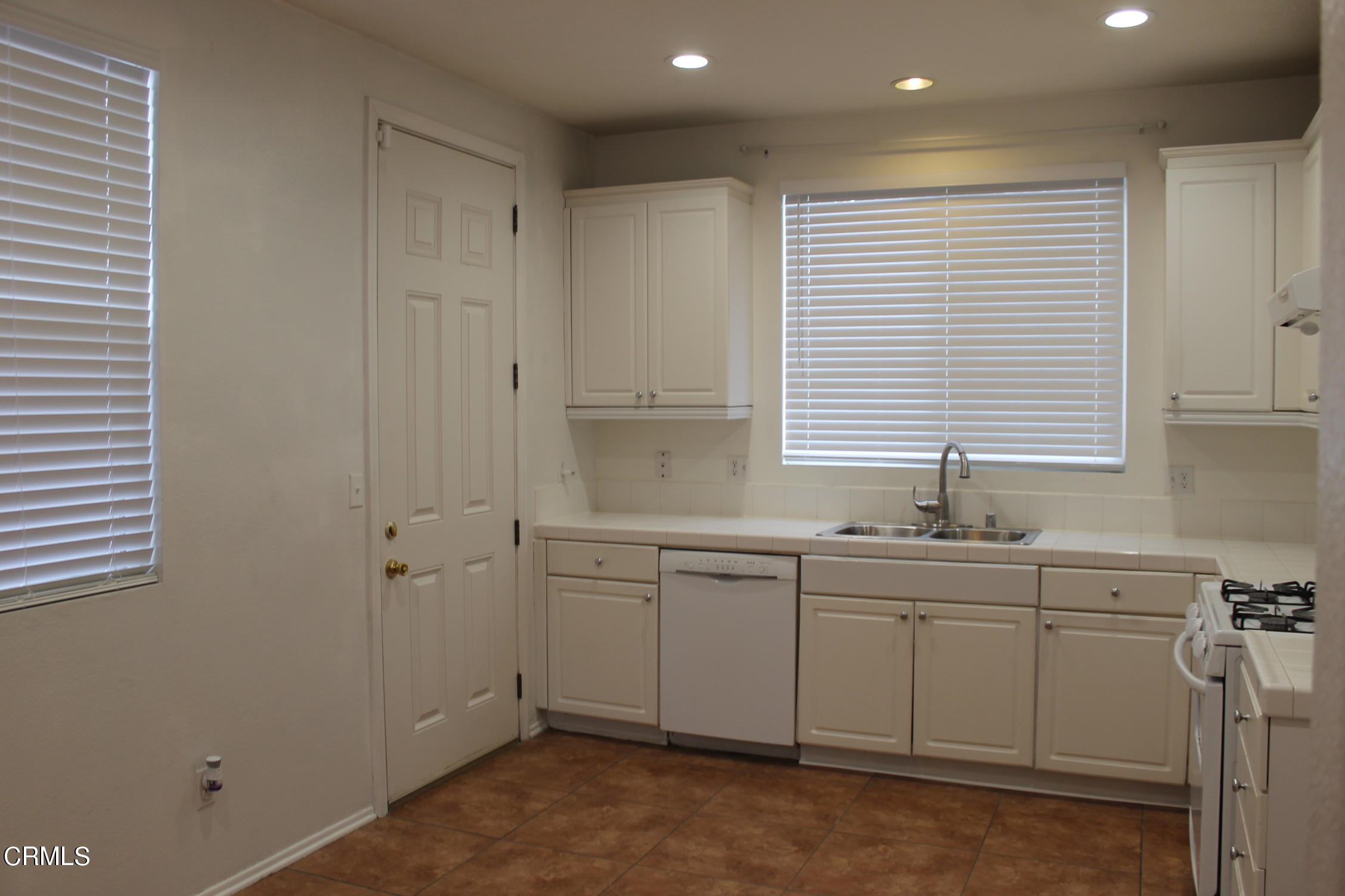 250 Irwin Way Oxnard, CA 93033 - Photo 8 of 22 I19