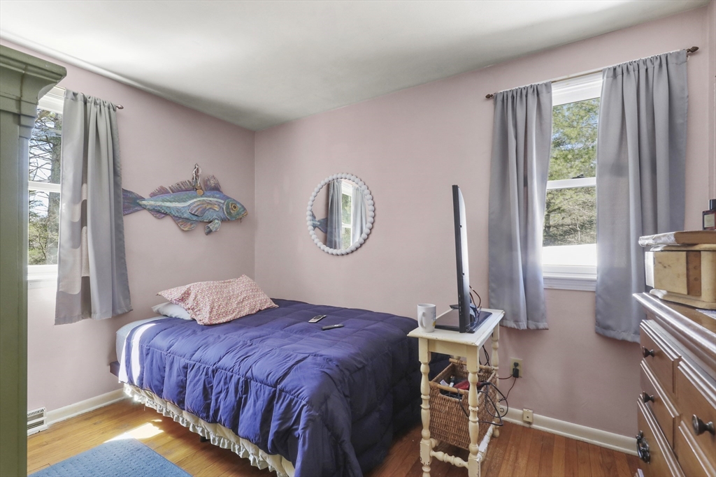 47 Cliff Road Bourne, MA 02532 - Photo 15 of 32