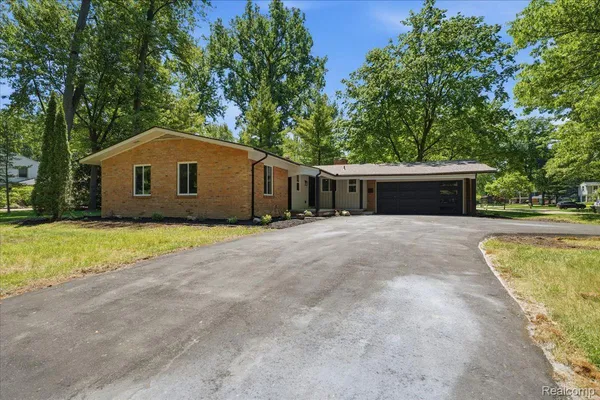 $589,900 | 3096 Myddleton Drive, Troy, MI 48084