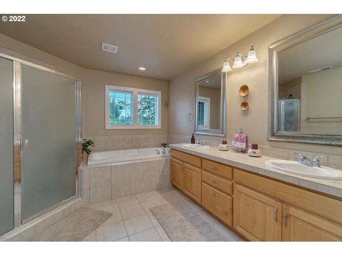 2168 Northwest Fargo Loop Camas, WA 98607 - Photo 13 of 32 Owner's Suite Bathroom