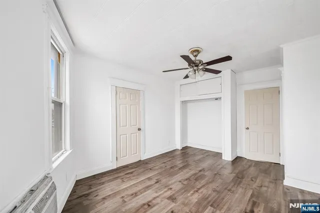 a view of empty room with ceiling fan