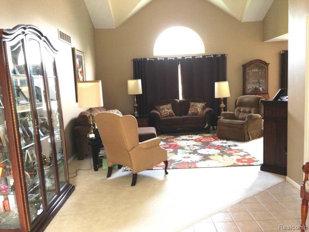 3366 Fairgrove Court Rochester, MI 48309 - Photo 4 of 18 Living room.jpg