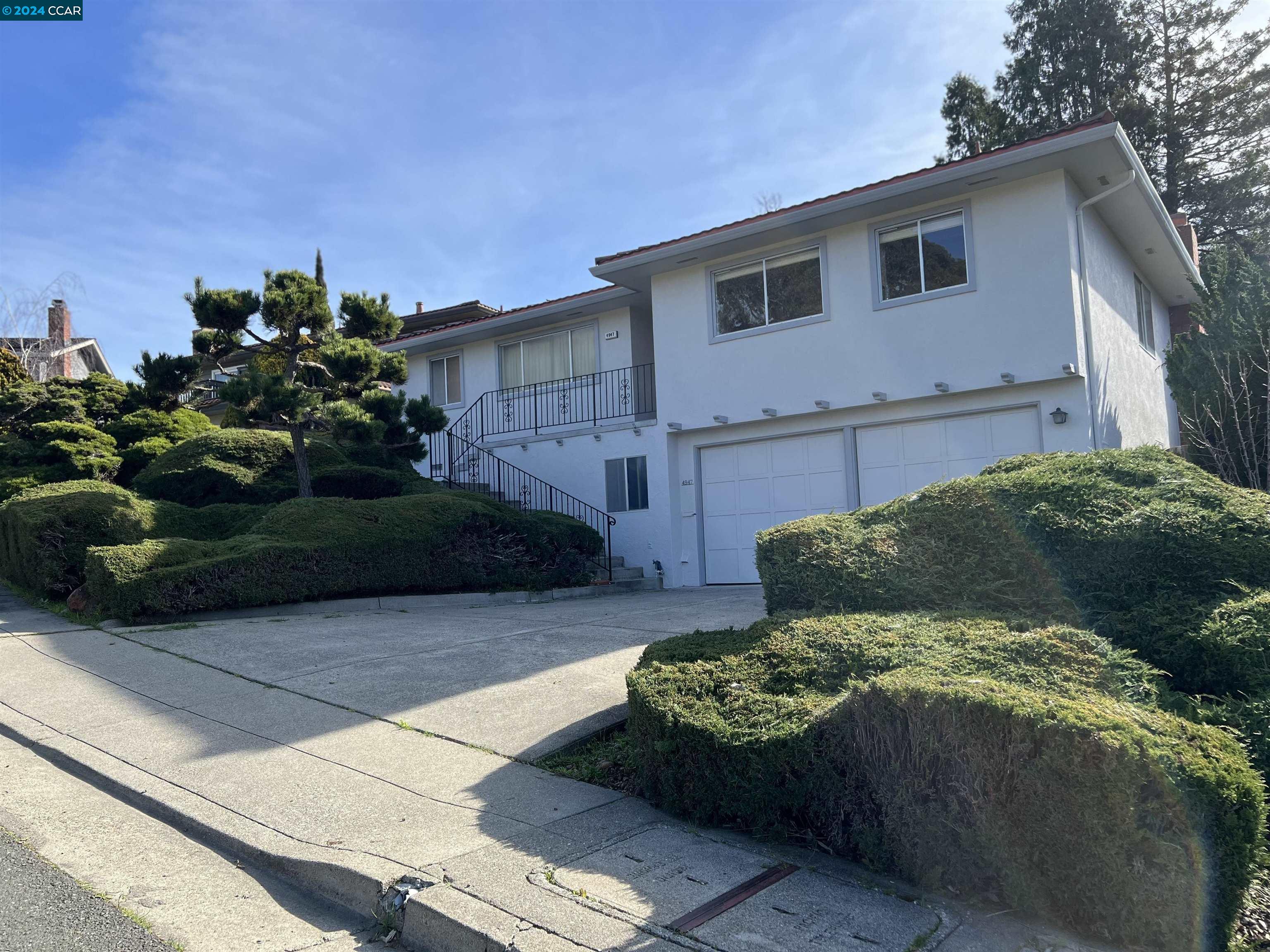 a view of a back yard of the house
