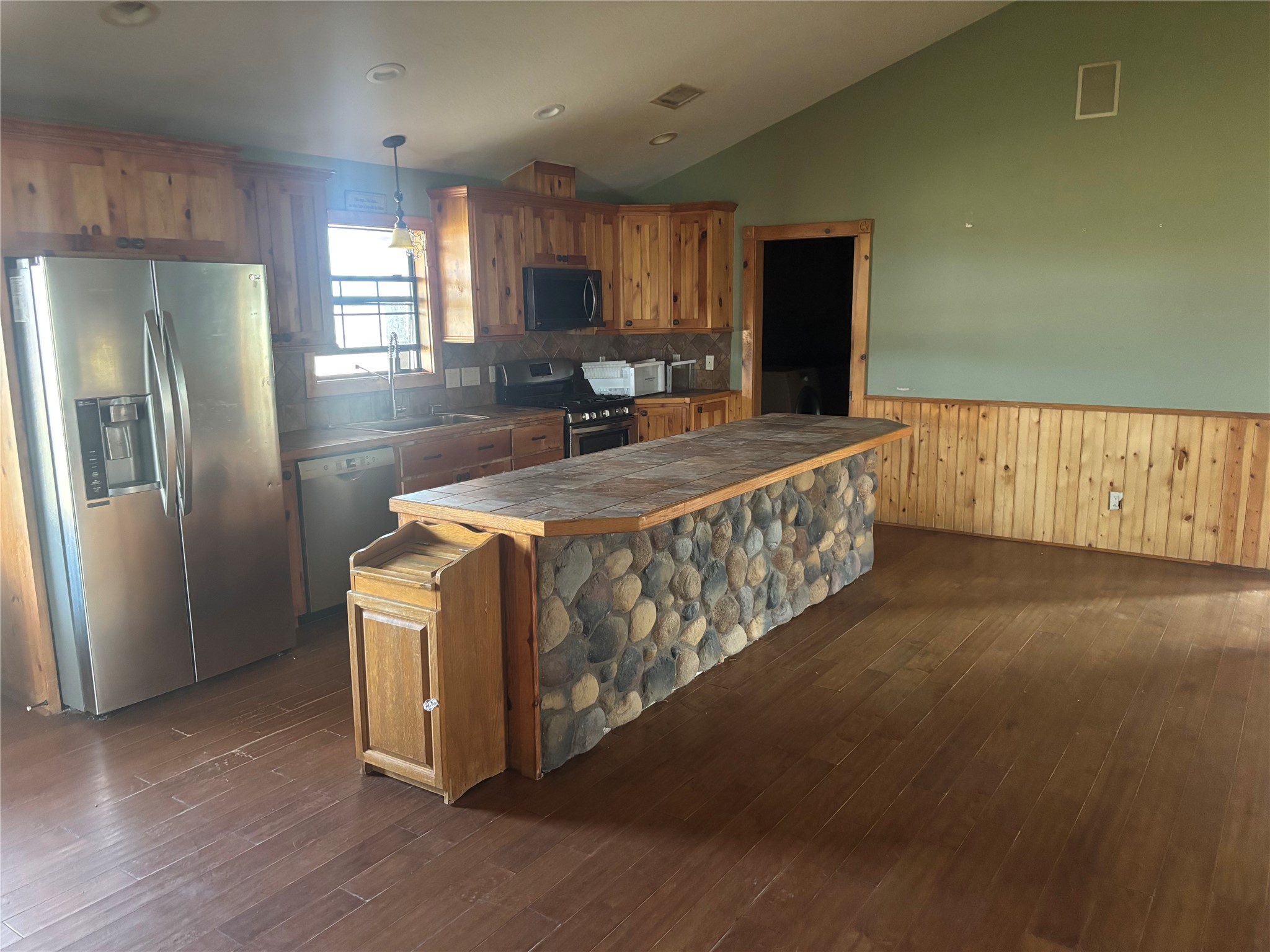 1706 Goodson Loop Pinehurst, TX 77362 - Photo 8 of 30