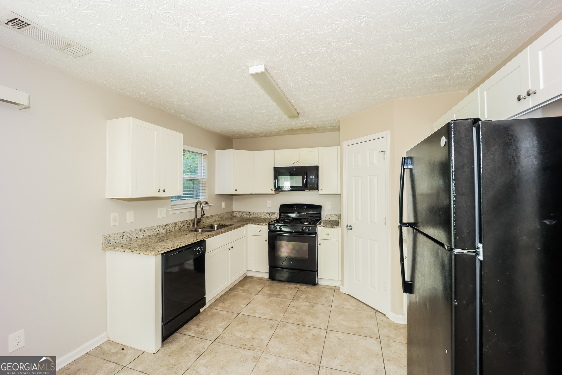 9510 Lakeview Road Union City, GA 30291 - Photo 7 of 17