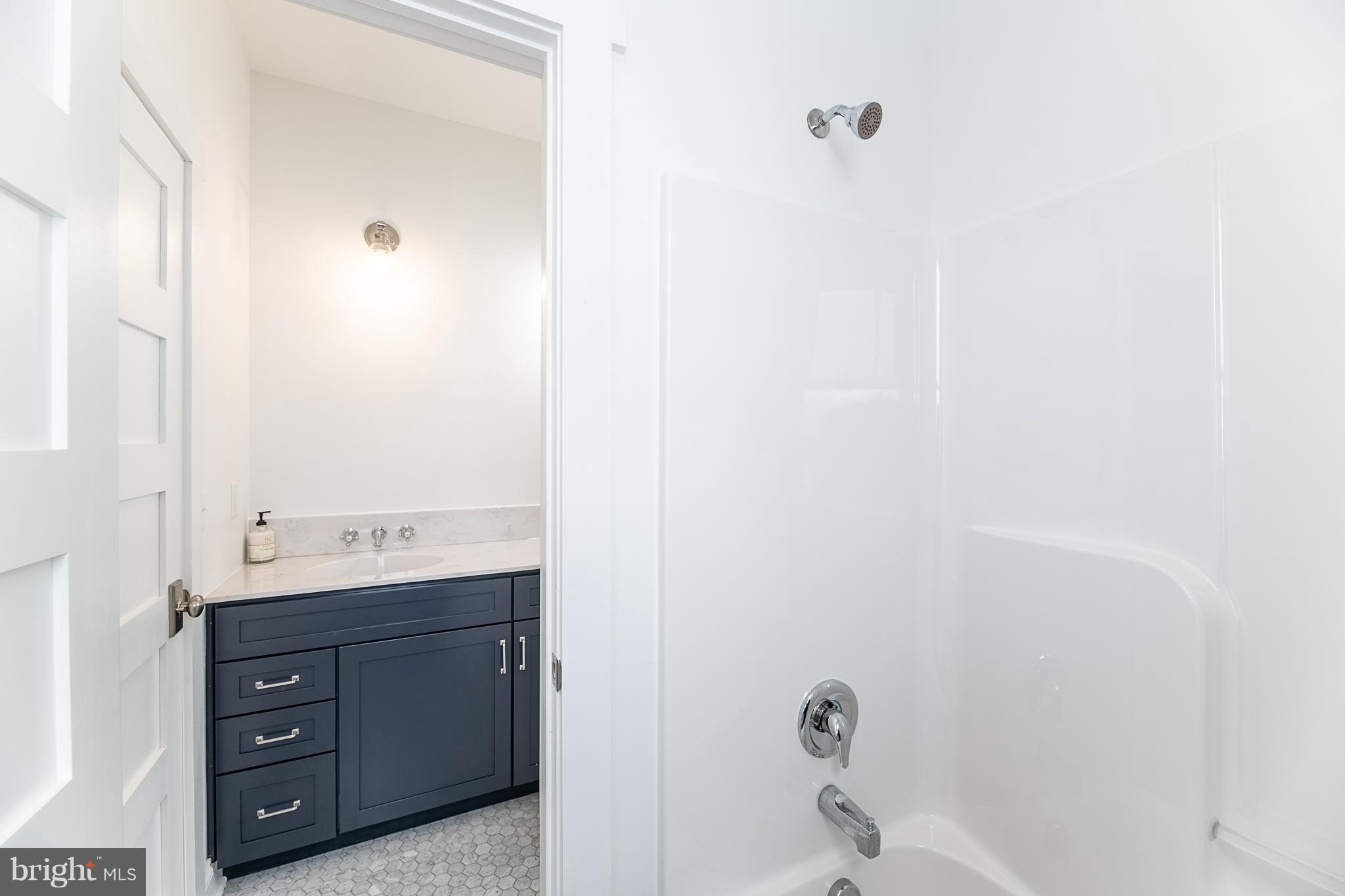 13762 Taylorstown Road Leesburg, VA 20176 - Photo 20 of 36 Shared jack + jill bath
