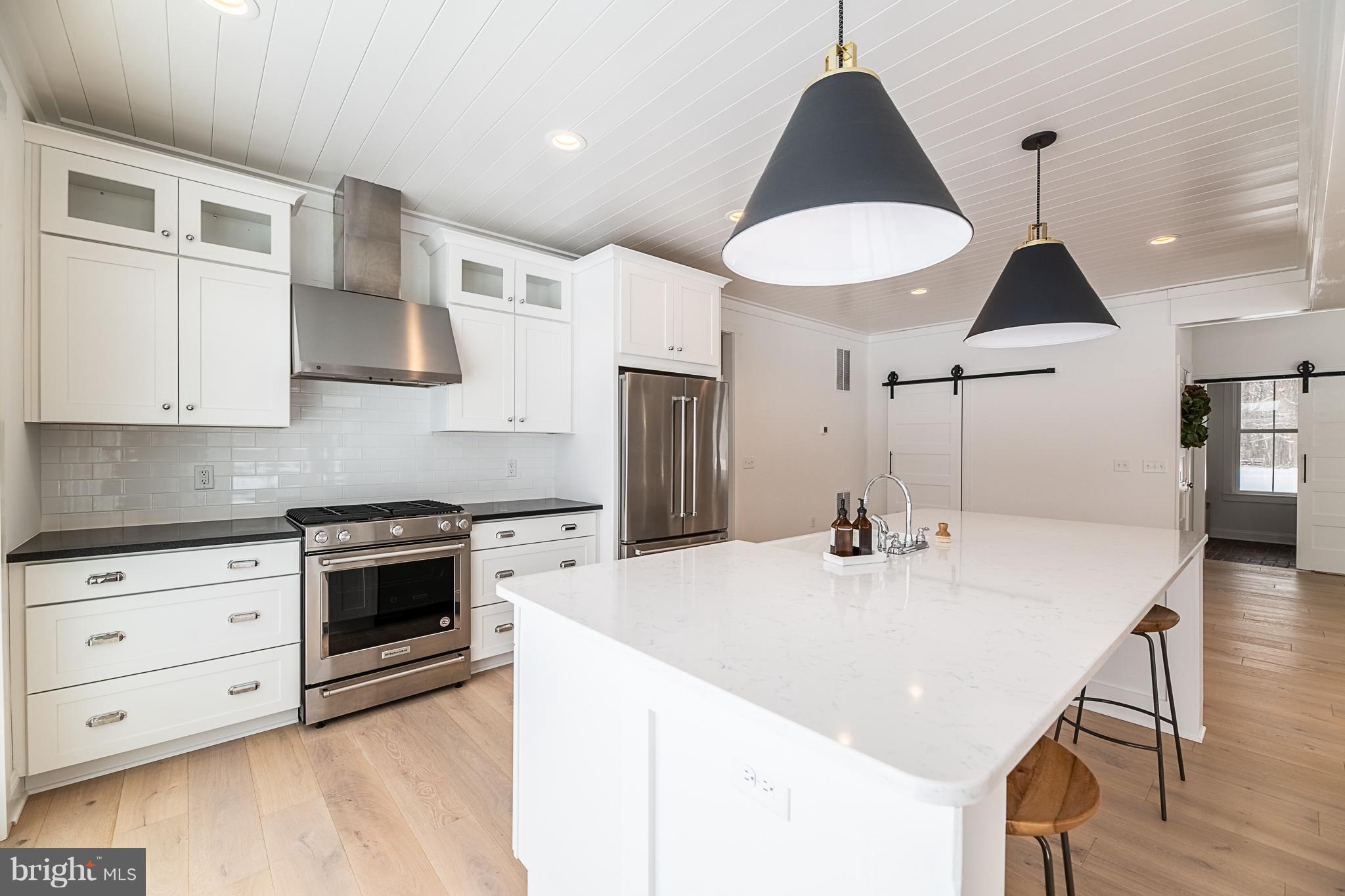 13762 Taylorstown Road Leesburg, VA 20176 - Photo 5 of 36 Island, breakfast bar, and stainless steel applian