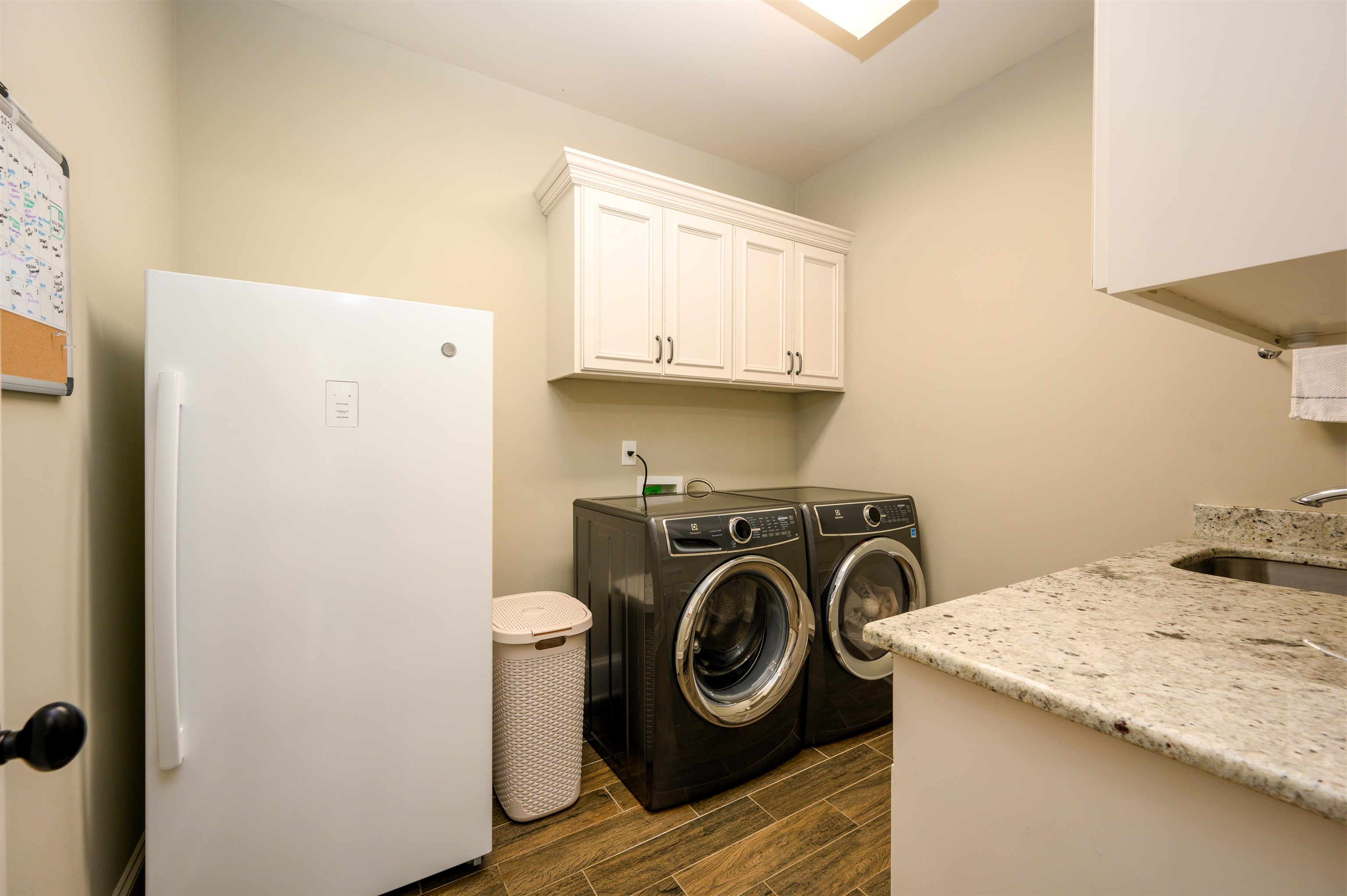 4980 Cole Road Memphis, TN 38117 - Photo 10 of 25 a utility room with sink dryer and washer
