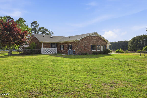 301 Halifax Street Clinton, NC 28328 - Photo 3 of 19 047_vxNw